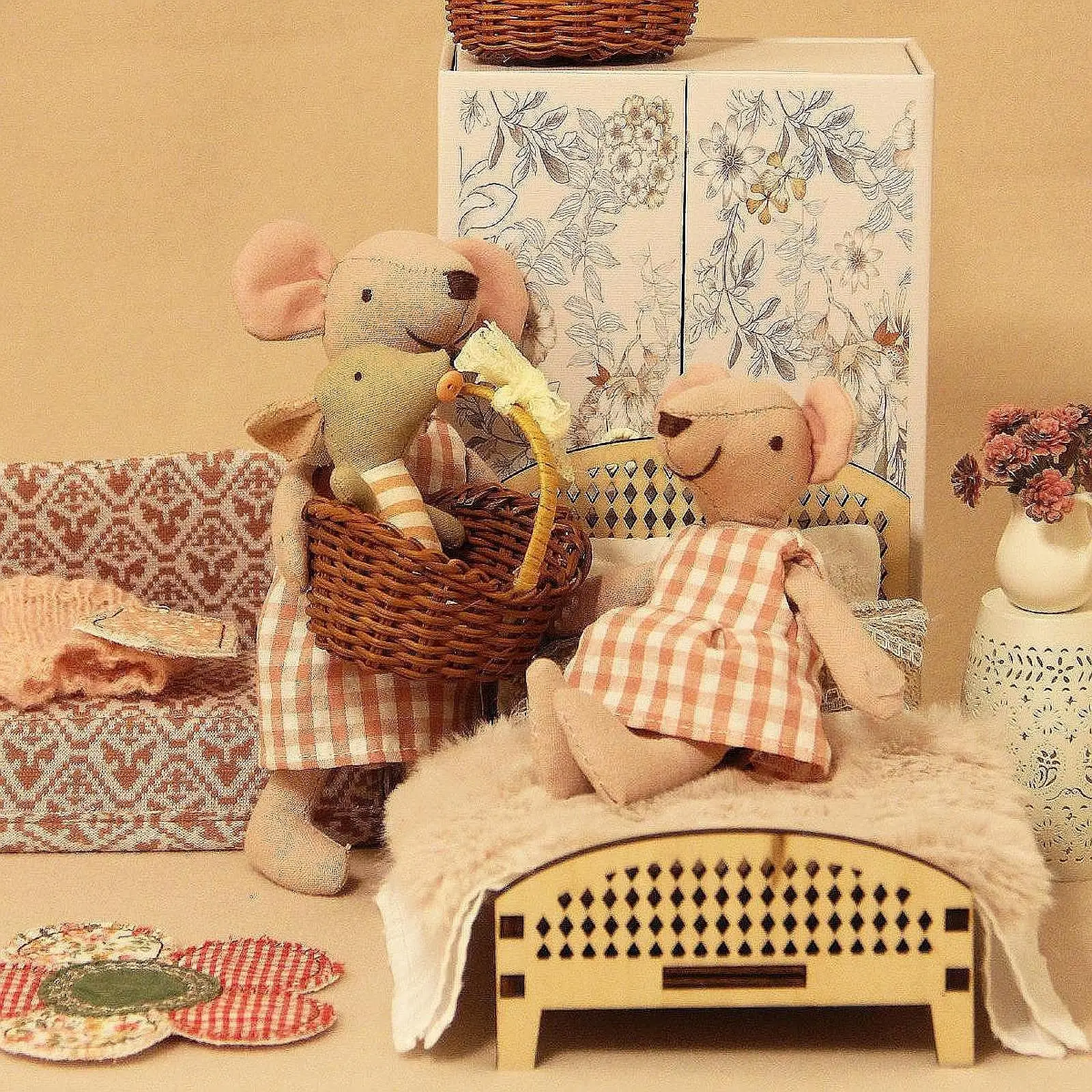 1/12 Dollhouse Double Bed DIY Scene Ornament Photography Props Bed Model
1/12 Dollhouse Double Bed DIY Scene Ornament Photography Props Bed Model