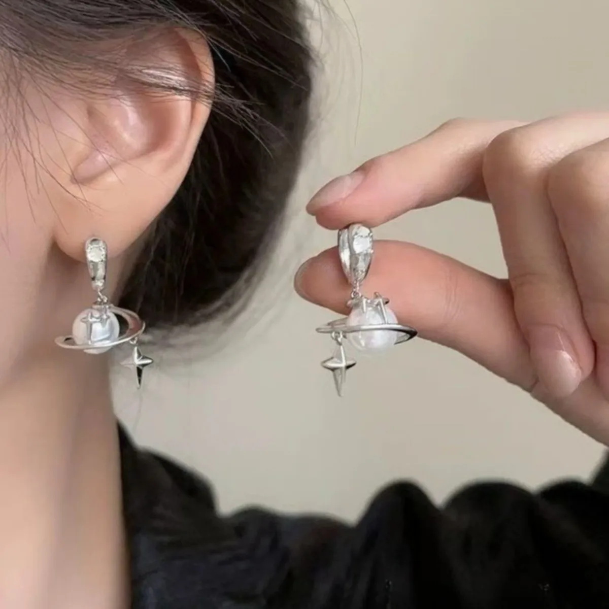2026 New Fashion Star-shaped Pearl Earrings for Women Geometric Pattern Surrounding Sparkling Diamond Luxurious Jewelry Necklace
2026 New Fashion Star-shaped Pearl Earrings for Women Geometric Pattern Surrounding Sparkling Diamond Luxurious Jewelry Necklace