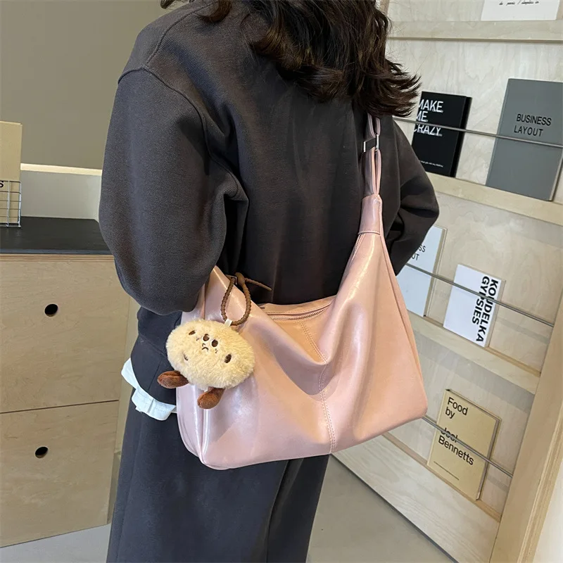 Large capacity crossbody bag, women's 2025 new trendy retro tote bag, casual large capacity commuting bag
Large capacity crossbody bag, women's 2025 new trendy retro tote bag, casual large capacity commuting bag