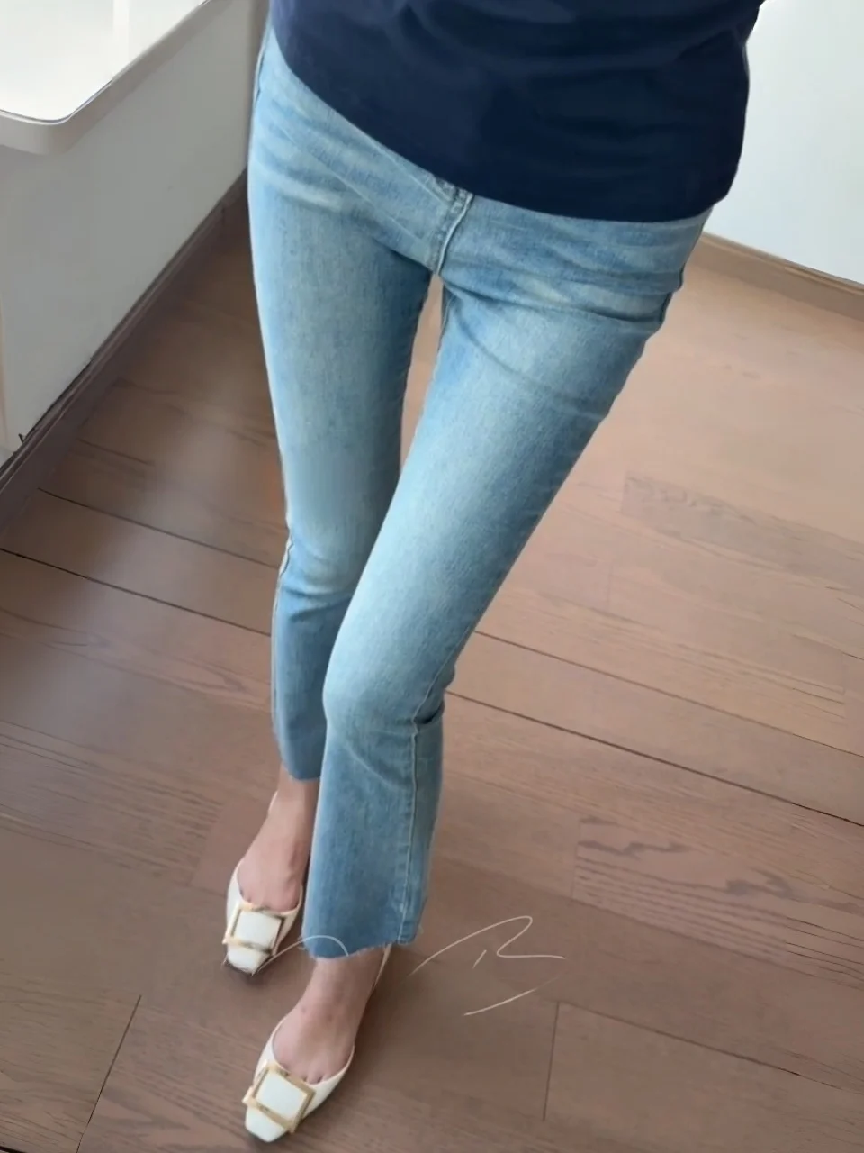 Slim Fit High Waist Bell Bottom Jeans Women's Retro Light Blue Cotton Stretch Denim High Rise Butt Lifting Spring Season
Slim Fit High Waist Bell Bottom Jeans Women's Retro Light Blue Cotton Stretch Denim High Rise Butt Lifting Spring Season