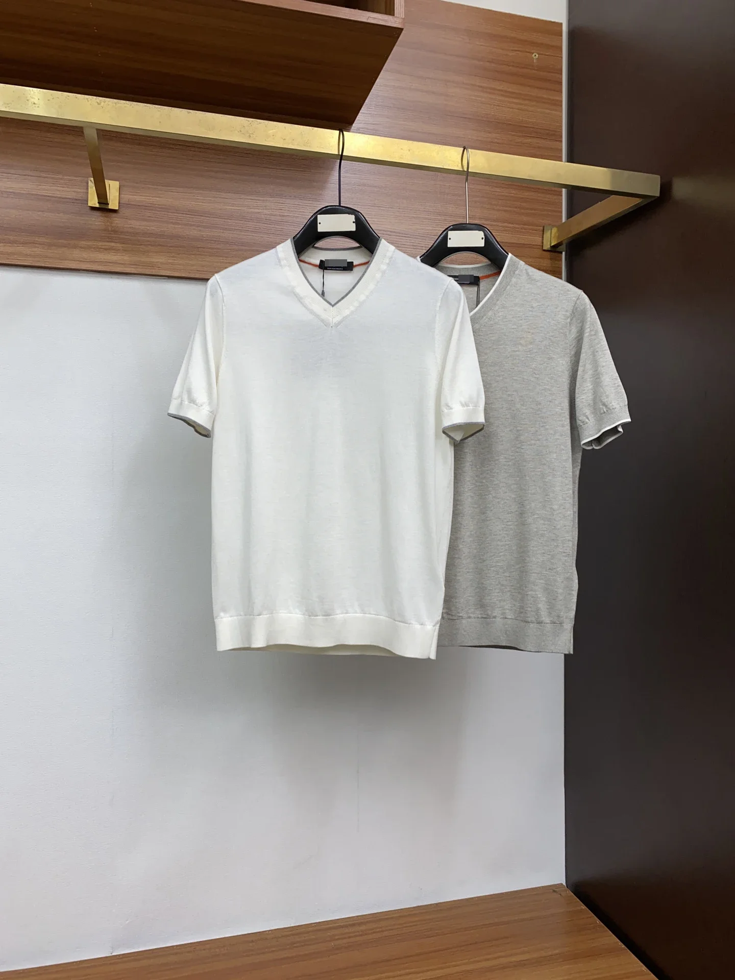 BILLIONAIRE SIJITONGDA 24 New Autumn And Winter Men's Short-sleeved Fashionable Exquisite V-neck Design! Versatile Style Knitted
BILLIONAIRE SIJITONGDA 24 New Autumn And Winter Men's Short-sleeved Fashionable Exquisite V-neck Design! Versatile Style Knitted
