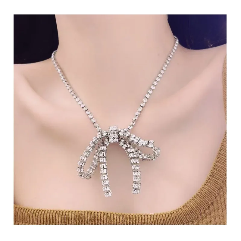 Full Diamond Glitter Zircon Bow Necklace Female Super Fairy Temperament Gentle High Value Collarbone Chain Sweater Chain Tide
Full Diamond Glitter Zircon Bow Necklace Female Super Fairy Temperament Gentle High Value Collarbone Chain Sweater Chain Tide