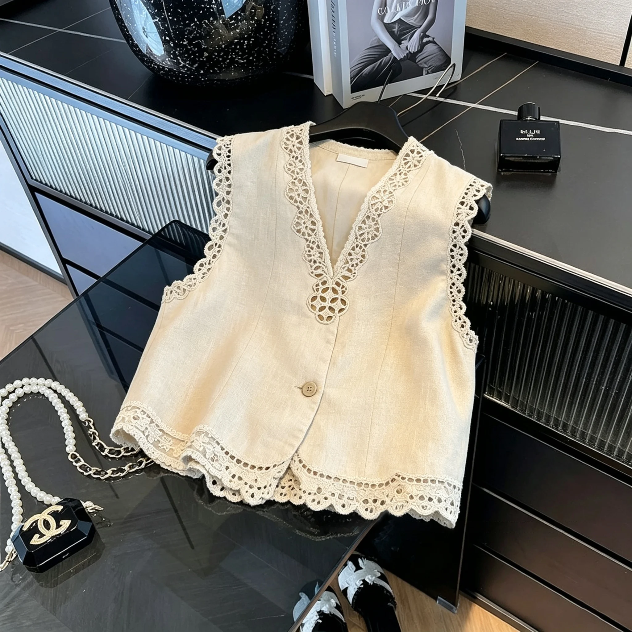Soft Wind Apricot Lace Vest Unisex Summer Design Hollow out Single Button V-Neck Slimming Top Casual Loose Fit No Sleeve
Soft Wind Apricot Lace Vest Unisex Summer Design Hollow out Single Button V-Neck Slimming Top Casual Loose Fit No Sleeve