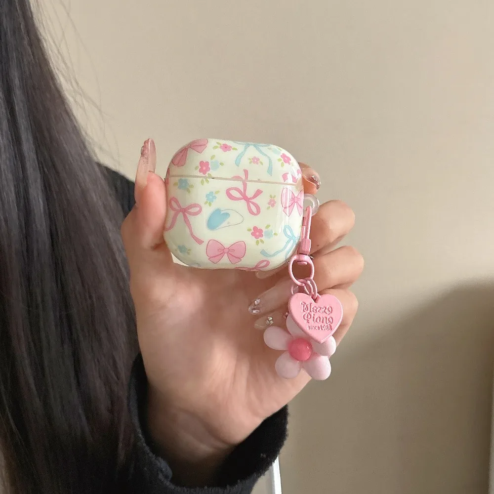 Cute Bowknot Floral Print Earphone Case With Flower Heart Pendant For AirPods 1 2 3 4 Pro 2 Pro 3 Hard PC IMD Shockproof Cover
Cute Bowknot Floral Print Earphone Case With Flower Heart Pendant For AirPods 1 2 3 4 Pro 2 Pro 3 Hard PC IMD Shockproof Cover