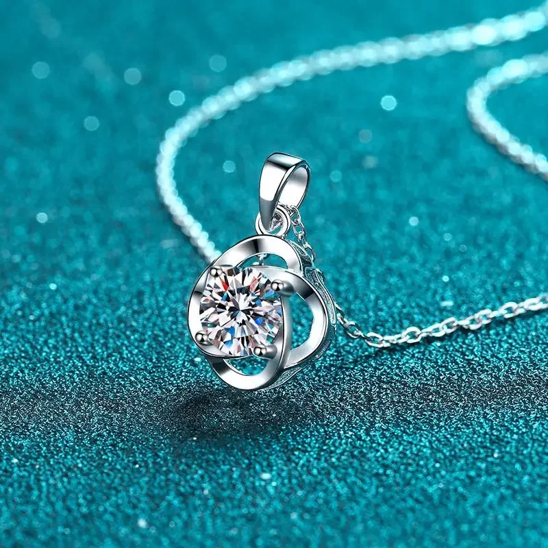 1.0ct Moissanite S925 Silver Necklet Pendants for Women Plated Pt950 Four Claws Whirlwind Charm Necklace Jewelry Wholesale
1.0ct Moissanite S925 Silver Necklet Pendants for Women Plated Pt950 Four Claws Whirlwind Charm Necklace Jewelry Wholesale