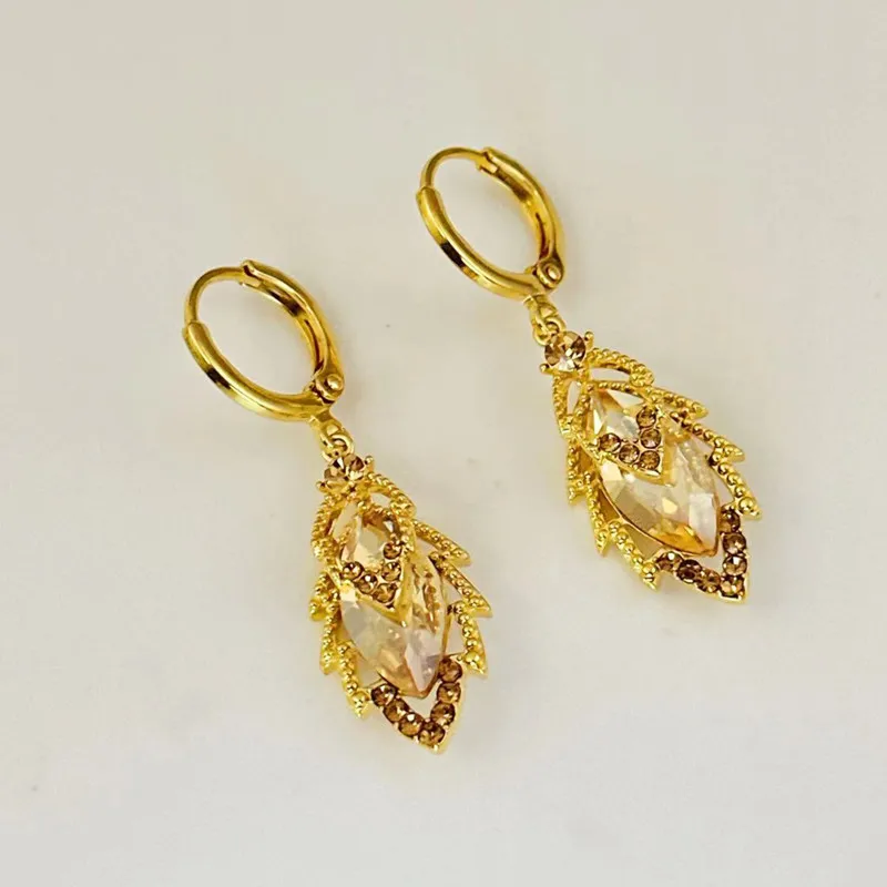 Brown Crystal Inlaid Zircon Leaf Pendant Earrings For Women Fashion Personalized Daily Accessories Party Jewelry Birthday Gifts
Brown Crystal Inlaid Zircon Leaf Pendant Earrings For Women Fashion Personalized Daily Accessories Party Jewelry Birthday Gifts