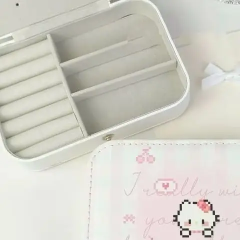 Kawaii Sanrio Hello Kitty шкатулка для драгоценностей серьги портативное ожерелье кольцо милая коробка для хранения из искусственной кожи дорожный мини-компактный аксессуар
Kawaii Sanrio Hello Kitty шкатулка для драгоценностей серьги портативное ожерелье кольцо милая коробка для хранения из искусственной кожи дорожный мини-компактный аксессуар
