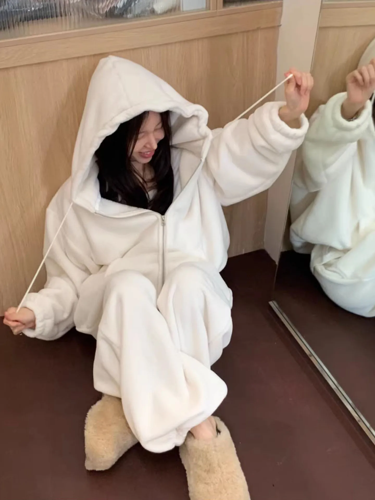 Модный комплект Gagarich, плюшевая короткая куртка с капюшоном, женская зимняя куртка 2021, новые универсальные повседневные брюки с высокой талией
Модный комплект Gagarich, плюшевая короткая куртка с капюшоном, женская зимняя куртка 2021, новые универсальные повседневные брюки с высокой талией