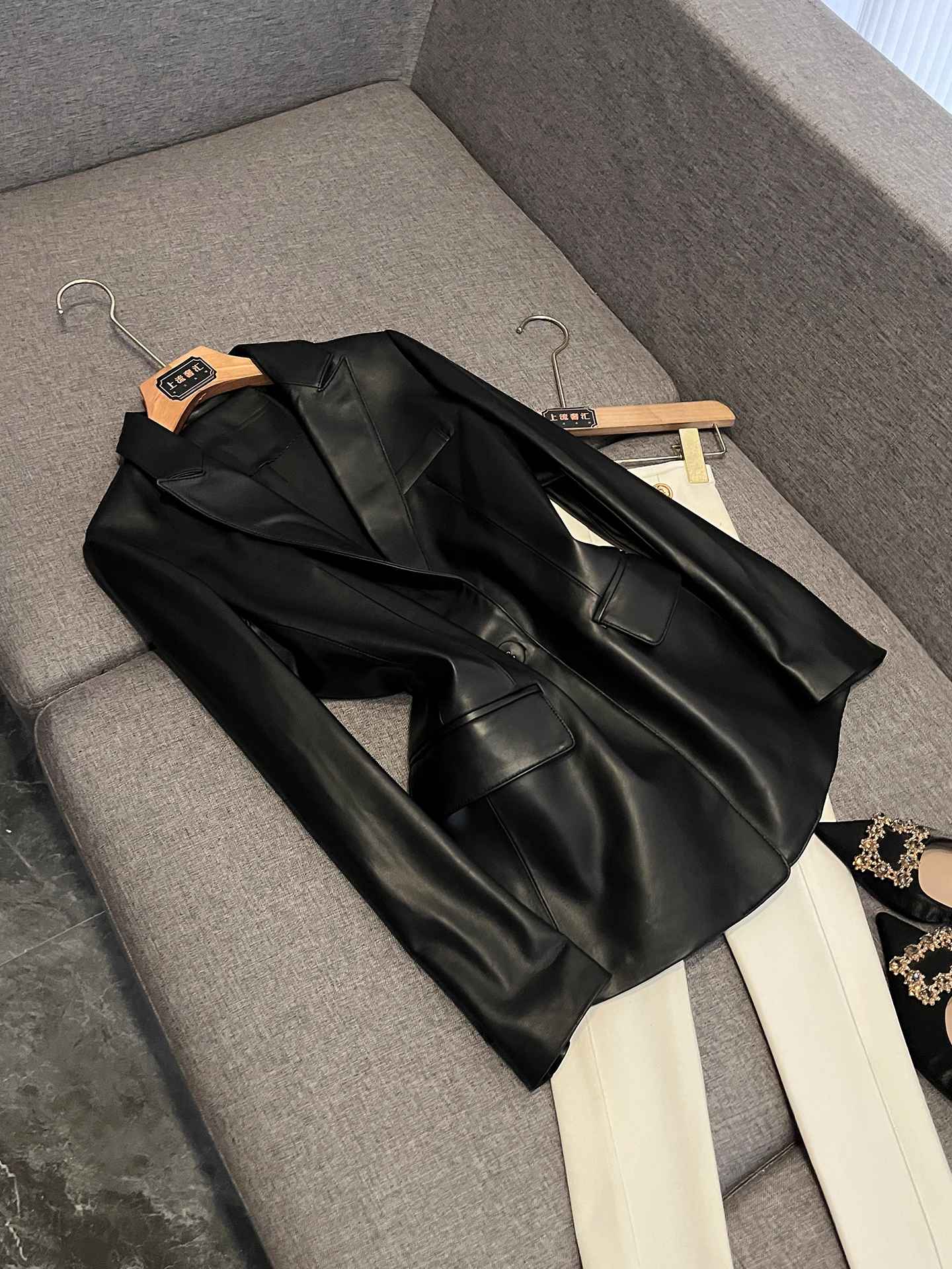 2026 New Black Genuine Leather Jacket Women's Short Slim Fit Suit Collar Vintage Style Coat Elegance Z887 Business Casual
2026 New Black Genuine Leather Jacket Women's Short Slim Fit Suit Collar Vintage Style Coat Elegance Z887 Business Casual