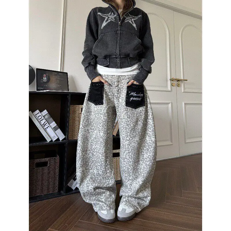 Retro American Leopard Print Patchwork Pocket Jeans Loose Street Style Wide Leg Casual Long Trousers for Men And Women
Retro American Leopard Print Patchwork Pocket Jeans Loose Street Style Wide Leg Casual Long Trousers for Men And Women