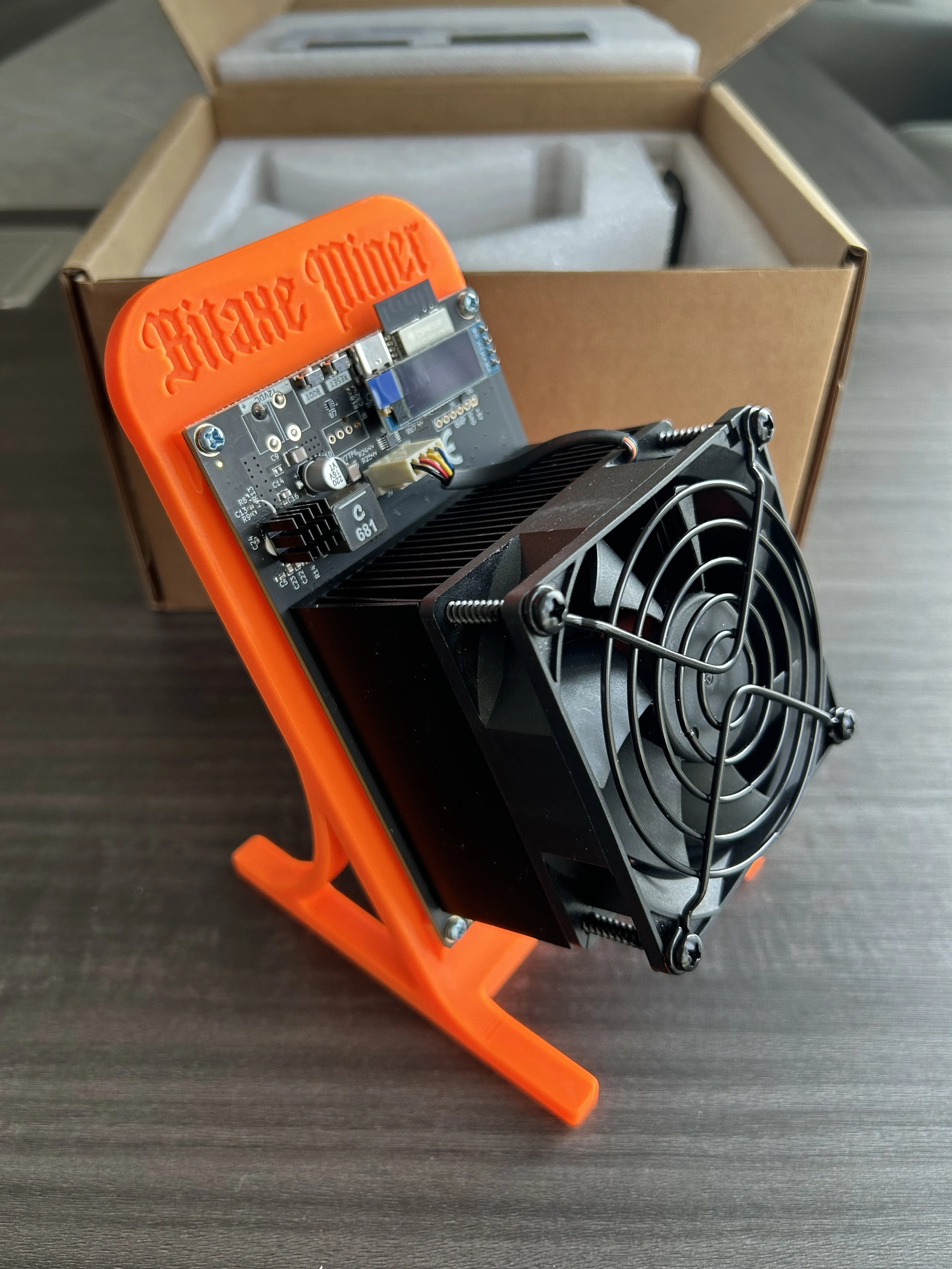 Solo Miner New Bitaxe Supra Hex 703 4,2 т лотерейный майнер с блоком питания с вилкой США/ЕС/Великобритании/Австралии
Solo Miner New Bitaxe Supra Hex 703 4,2 т лотерейный майнер с блоком питания с вилкой США/ЕС/Великобритании/Австралии
