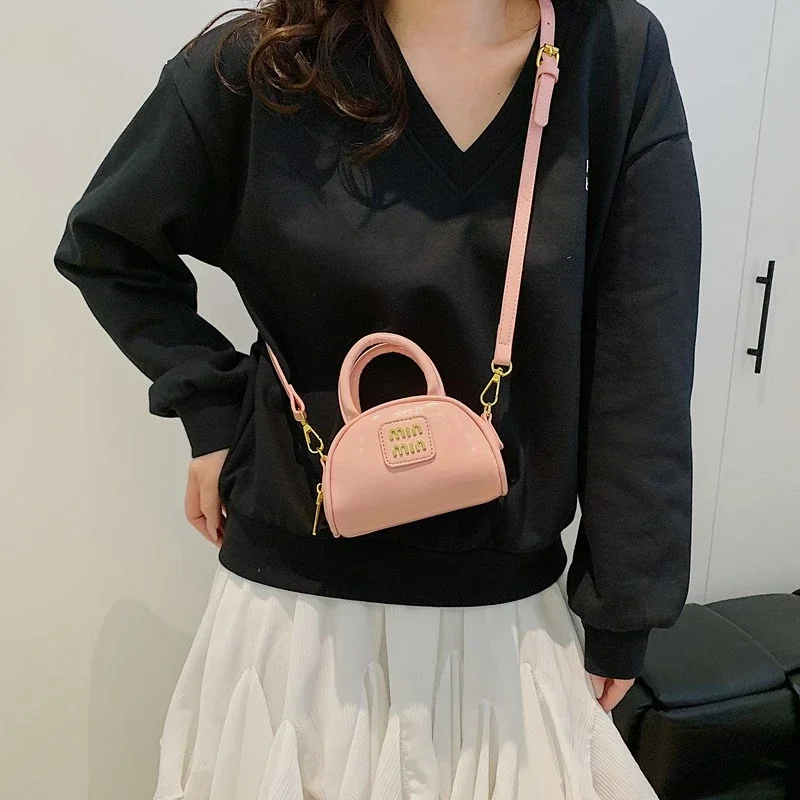 Stylish Simple Letter Logo Fashionable Diaper Bag Casual Leather Crossbody Bag Large Capacity For Women Trendy Commuter
Stylish Simple Letter Logo Fashionable Diaper Bag Casual Leather Crossbody Bag Large Capacity For Women Trendy Commuter