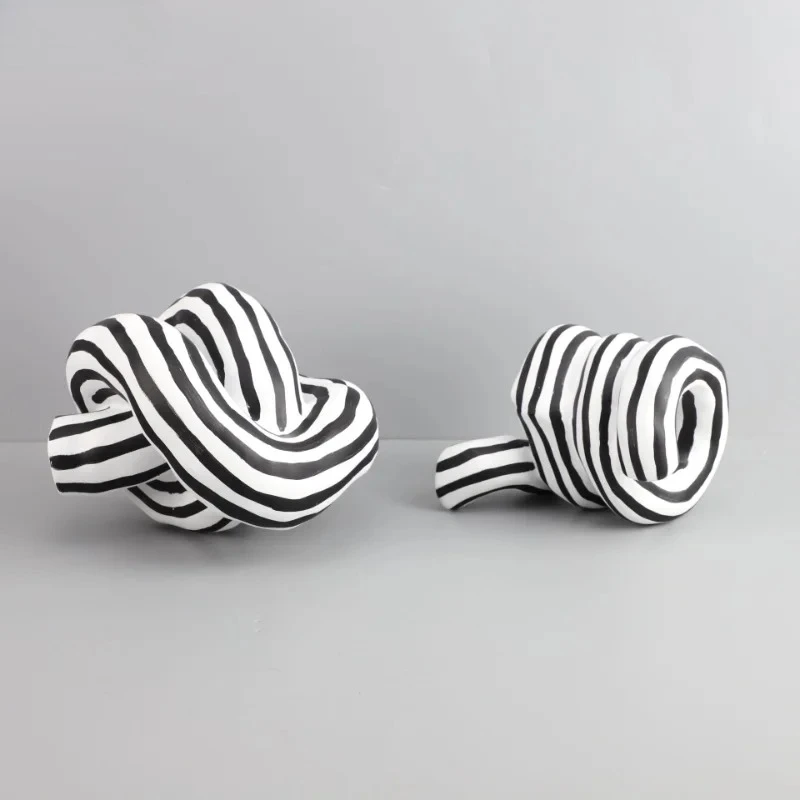 Черно-белые полосы, завязанные украшения из смолы, аксессуары для украшения дома, настольная статуя, скульптура, ремесла, статуэтки, подарок
Черно-белые полосы, завязанные украшения из смолы, аксессуары для украшения дома, настольная статуя, скульптура, ремесла, статуэтки, подарок