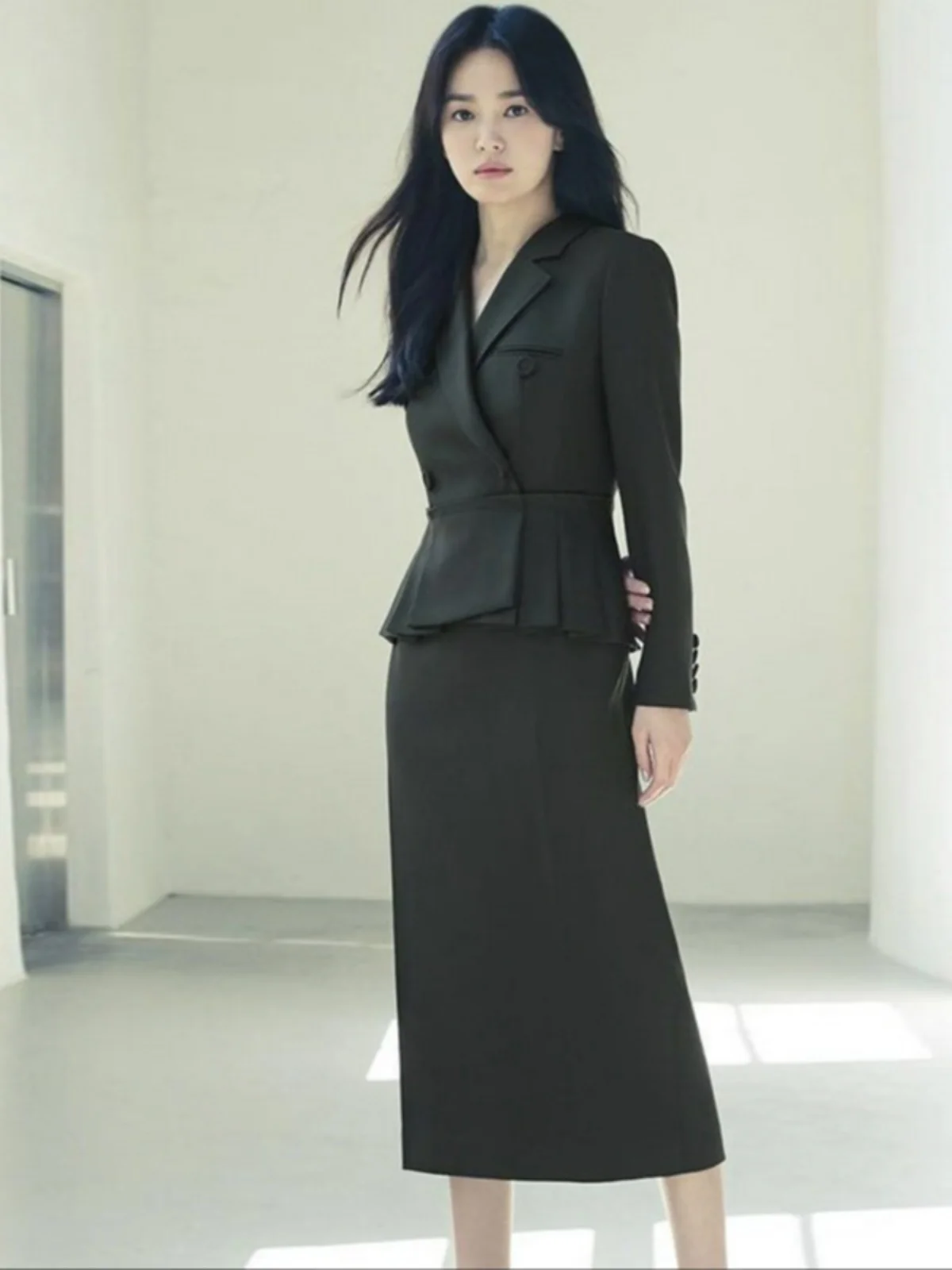 Autumn Winter Tailored Suit Jaet And Skirt Slimming Profional Faion Set Polyester Fiber Work orm Ensemble
Autumn Winter Tailored Suit Jaet And Skirt Slimming Profional Faion Set Polyester Fiber Work orm Ensemble