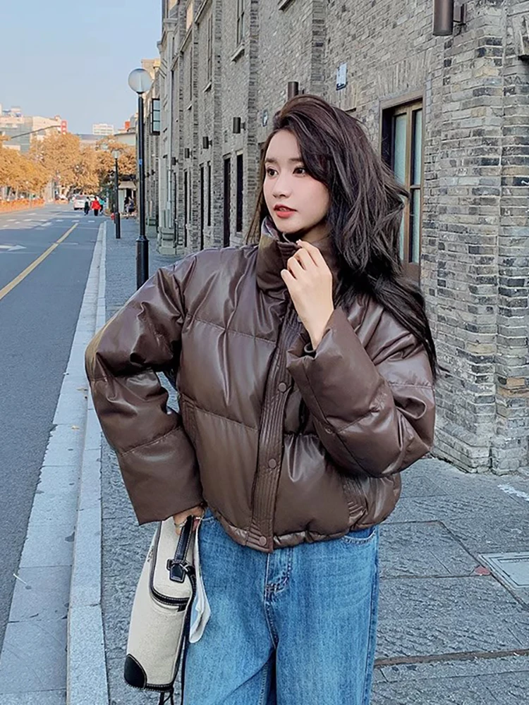 Женская утепленная куртка из искусственной кожи с хлопковым наполнителем, воротником-стойкой, в стиле ретро, теплая, зимняя, новинка, модная
Женская утепленная куртка из искусственной кожи с хлопковым наполнителем, воротником-стойкой, в стиле ретро, теплая, зимняя, новинка, модная