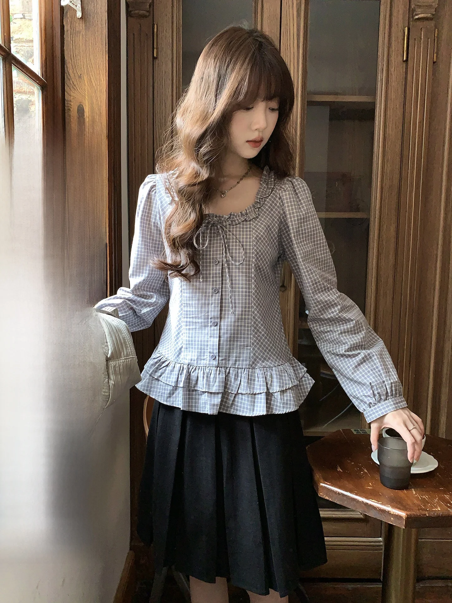 Женская рубашка Holli с длинным рукавом, U-образным вырезом, в клетку, из хлопка и полиэстера, весна-осень, модная, во французском стиле, приталенная
Женская рубашка Holli с длинным рукавом, U-образным вырезом, в клетку, из хлопка и полиэстера, весна-осень, модная, во французском стиле, приталенная