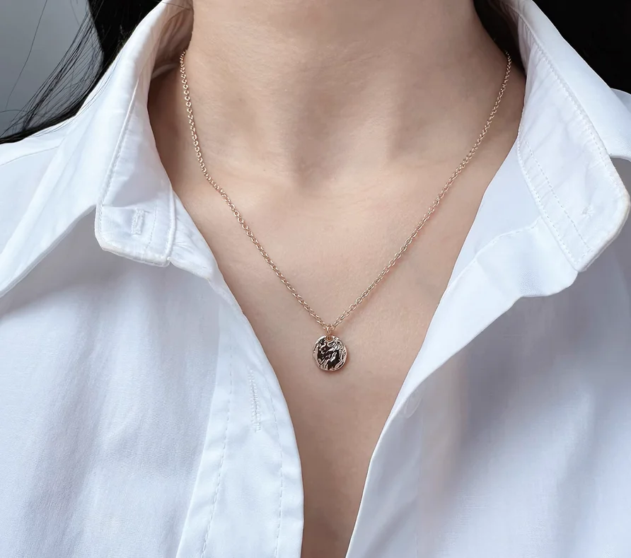 Exquisite minimalist wave texture round brand pendant clavicle chain ripple double layered bare chain.
Exquisite minimalist wave texture round brand pendant clavicle chain ripple double layered bare chain.