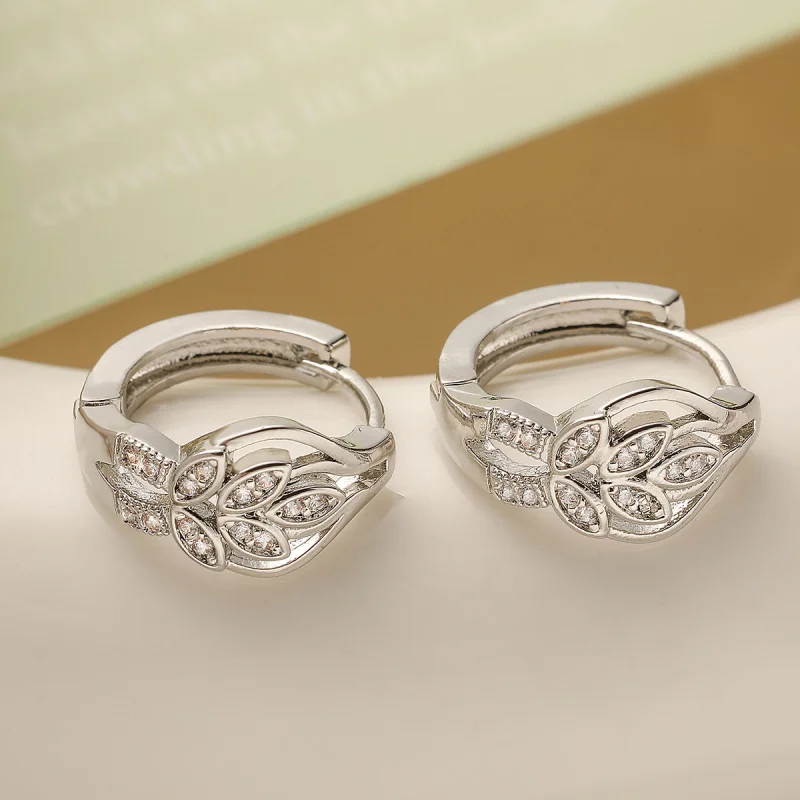 Unique Personality Real Gold Plated Zircon Leaf Geometric Hoop Earrings for Women Fashion Retro Versatile Earrings
Unique Personality Real Gold Plated Zircon Leaf Geometric Hoop Earrings for Women Fashion Retro Versatile Earrings