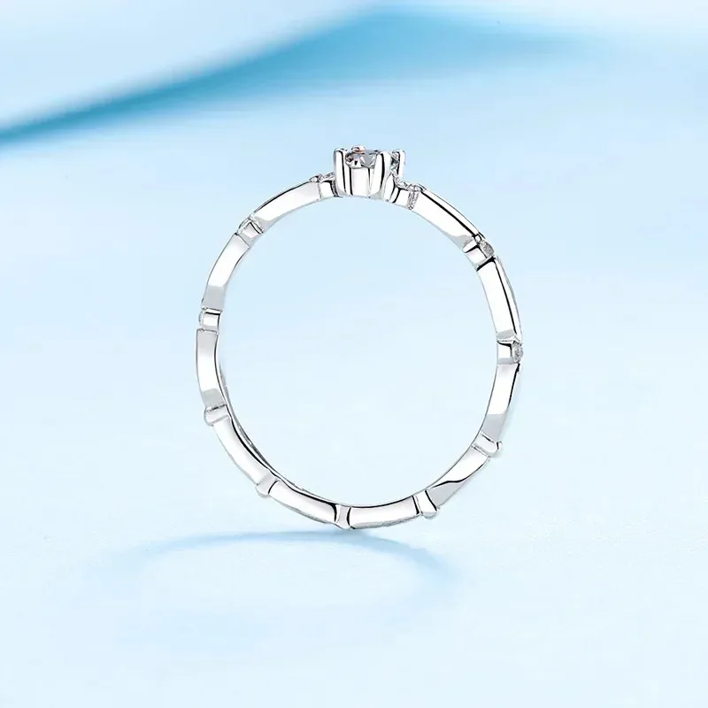 Сверкающий VVS1 D Цвет 0,1 CT Роскошное качество Муассанит с бриллиантом, новое платиновое кольцо PT950 тонкого типа для свадебной вечеринки для женщин
Сверкающий VVS1 D Цвет 0,1 CT Роскошное качество Муассанит с бриллиантом, новое платиновое кольцо PT950 тонкого типа для свадебной вечеринки для женщин