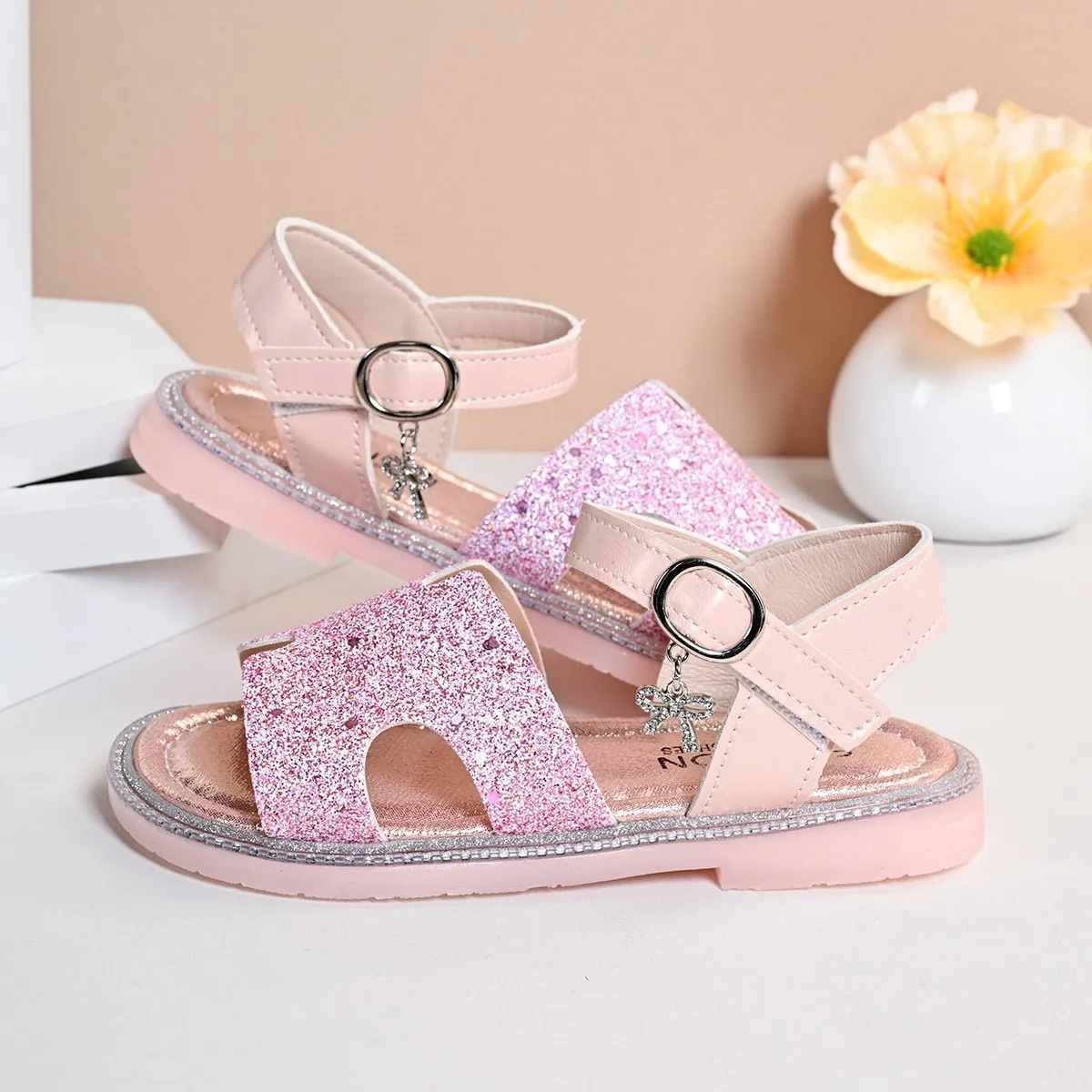 Детская повседневная обувь, сандалии из искусственной кожи с блестками, летняя обувь для девочек, на липучке, противоскользящая, с мягкой подошвой, серебристо-розовые, размер 25-36
Детская повседневная обувь, сандалии из искусственной кожи с блестками, летняя обувь для девочек, на липучке, противоскользящая, с мягкой подошвой, серебристо-розовые, размер 25-36