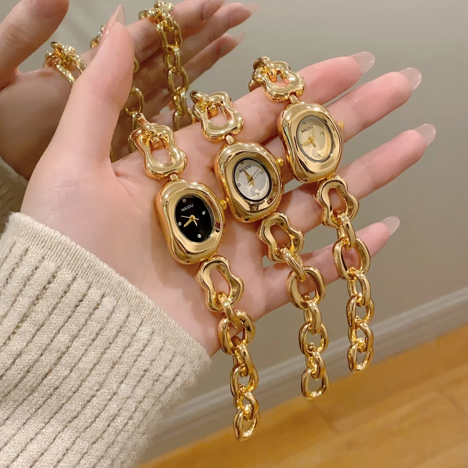 Women Creative Bracelet Chain Watches Top Brand Gold Fashion Ladies Wristwatches High-end Women's Quartz Watch Female Clock
Women Creative Bracelet Chain Watches Top Brand Gold Fashion Ladies Wristwatches High-end Women's Quartz Watch Female Clock