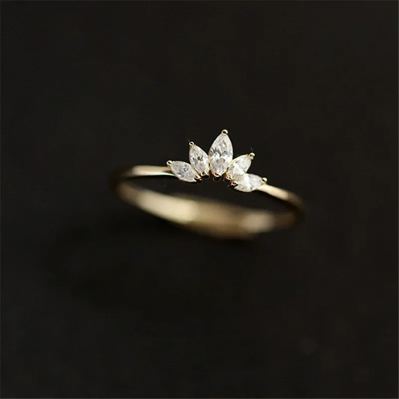 925 Sterling Silver Pavé Crystal Plating 14k Gold Simple Crown Ring Women Fashion Temperament Wedding Jewelry Accessories
925 Sterling Silver Pavé Crystal Plating 14k Gold Simple Crown Ring Women Fashion Temperament Wedding Jewelry Accessories