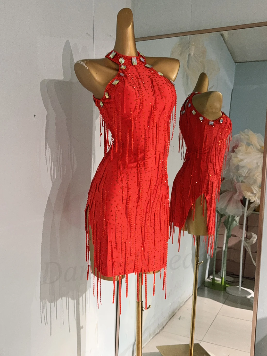 Latin Dance Competition Women's High end Customized Diamond Strip Slimming Big Red Robe Samba Performance Water Diamond Dress
Latin Dance Competition Women's High end Customized Diamond Strip Slimming Big Red Robe Samba Performance Water Diamond Dress