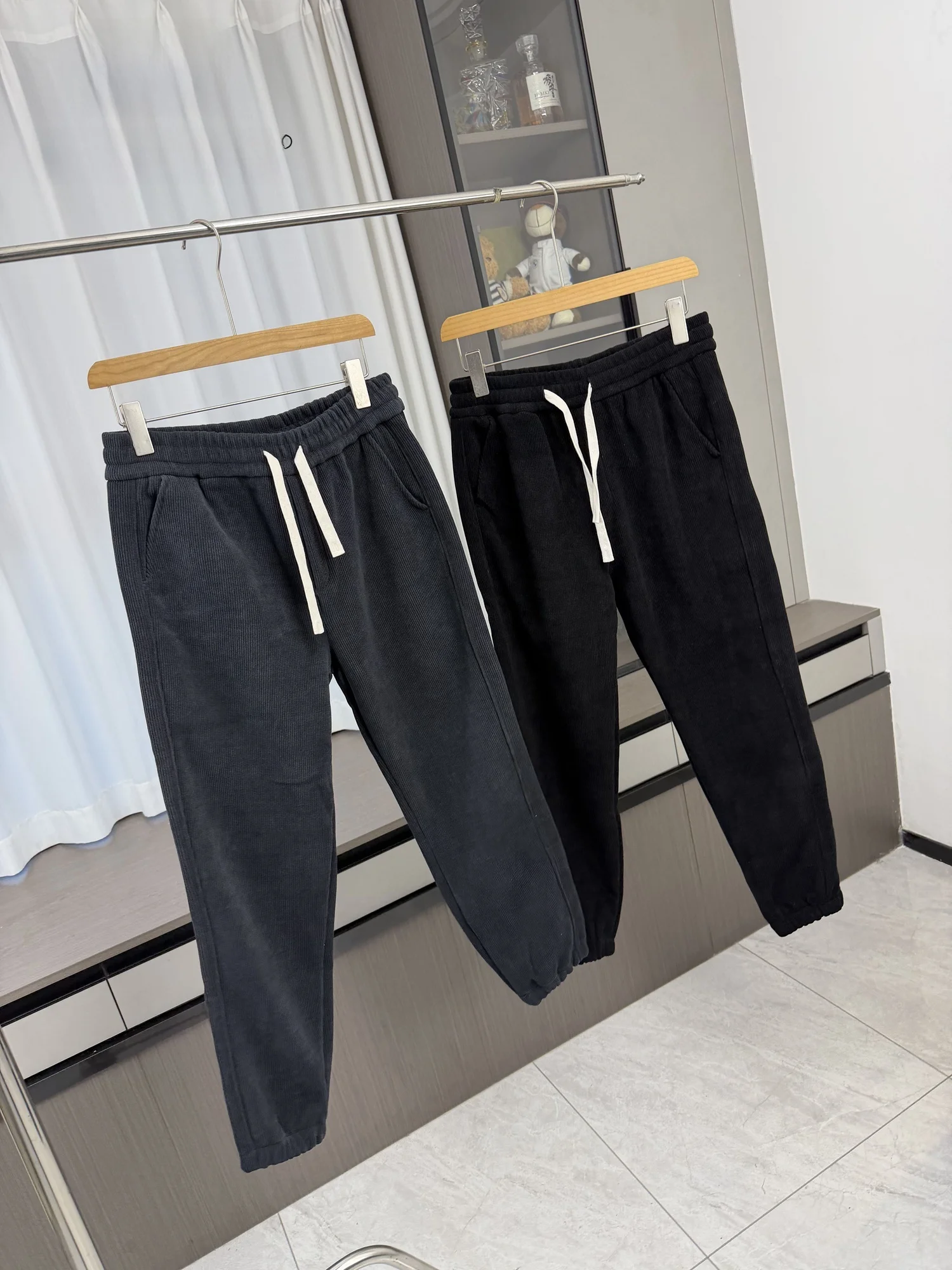 Мужские зимние утепленные спортивные джоггеры из вельвета Heavyweight Waed: модные прямые брюки с завышенной талией для тепла и комфорта
Мужские зимние утепленные спортивные джоггеры из вельвета Heavyweight Waed: модные прямые брюки с завышенной талией для тепла и комфорта