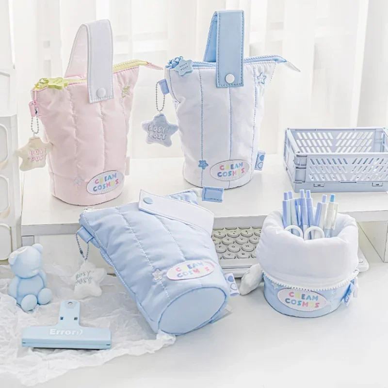 Ins маленький свежий кремовый цвет портативный складной пенал милый простой девушка стоячая сумка для ручек Kawaii настольный органайзер для канцелярских принадлежностей
Ins маленький свежий кремовый цвет портативный складной пенал милый простой девушка стоячая сумка для ручек Kawaii настольный органайзер для канцелярских принадлежностей