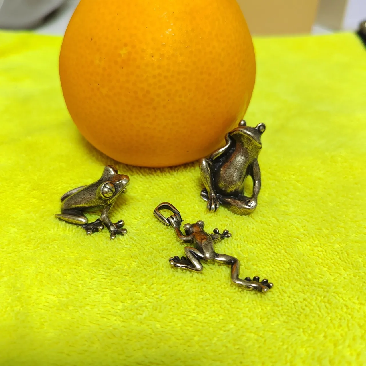 Brass antique solid frog ornament, handle piece, creative car decoration, office desktop, golden toad, stationery
Brass antique solid frog ornament, handle piece, creative car decoration, office desktop, golden toad, stationery