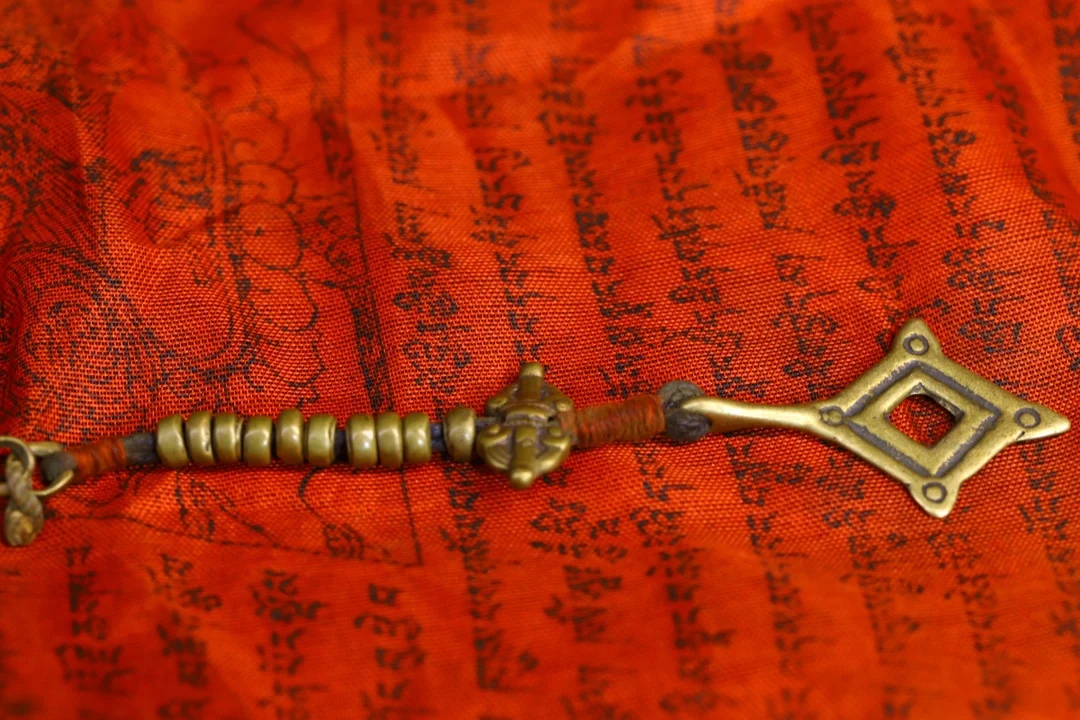 5"Old China Collections Old Bronze Cinnabar Buddha Counter Record numbers Buddha flower Dharma Amulet Town House Exorcism
5"Old China Collections Old Bronze Cinnabar Buddha Counter Record numbers Buddha flower Dharma Amulet Town House Exorcism