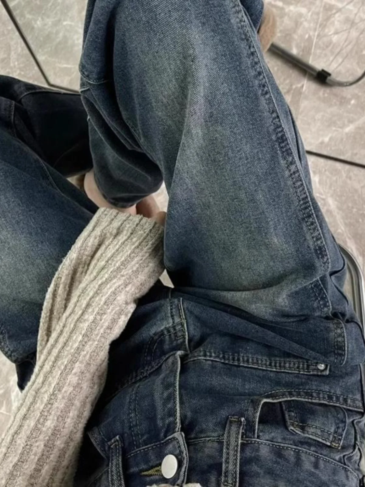 Американские джинсы для женщин в стиле High Street, весна-осень, большие размеры, скрывающие фигуру, прямые широкие брюки, облегающие бедра
Американские джинсы для женщин в стиле High Street, весна-осень, большие размеры, скрывающие фигуру, прямые широкие брюки, облегающие бедра