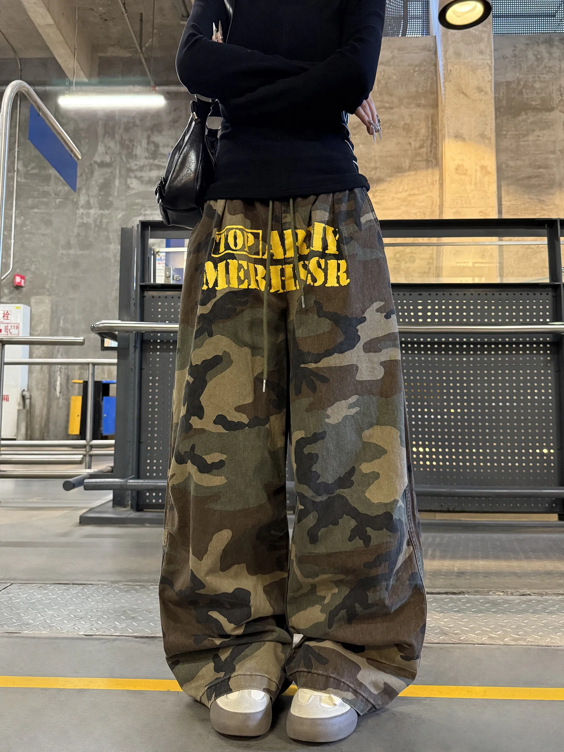 Retro American Streetwear Camouflage Pants with Letter Print Elastic Waist Loose Fit Casual Trousers for Men And Women
Retro American Streetwear Camouflage Pants with Letter Print Elastic Waist Loose Fit Casual Trousers for Men And Women