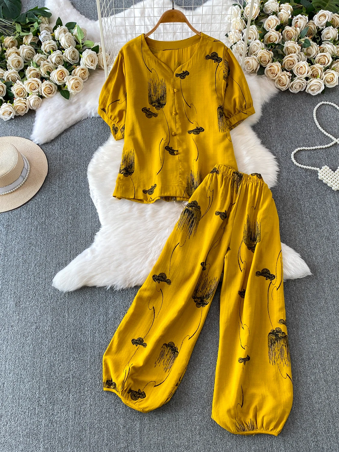 Retro Watercolor Print V-Neck Short Sleeve T-Shirt Top And Loose Pants Two-Piece Set Commute Style Female Fashion Ensemble
Retro Watercolor Print V-Neck Short Sleeve T-Shirt Top And Loose Pants Two-Piece Set Commute Style Female Fashion Ensemble