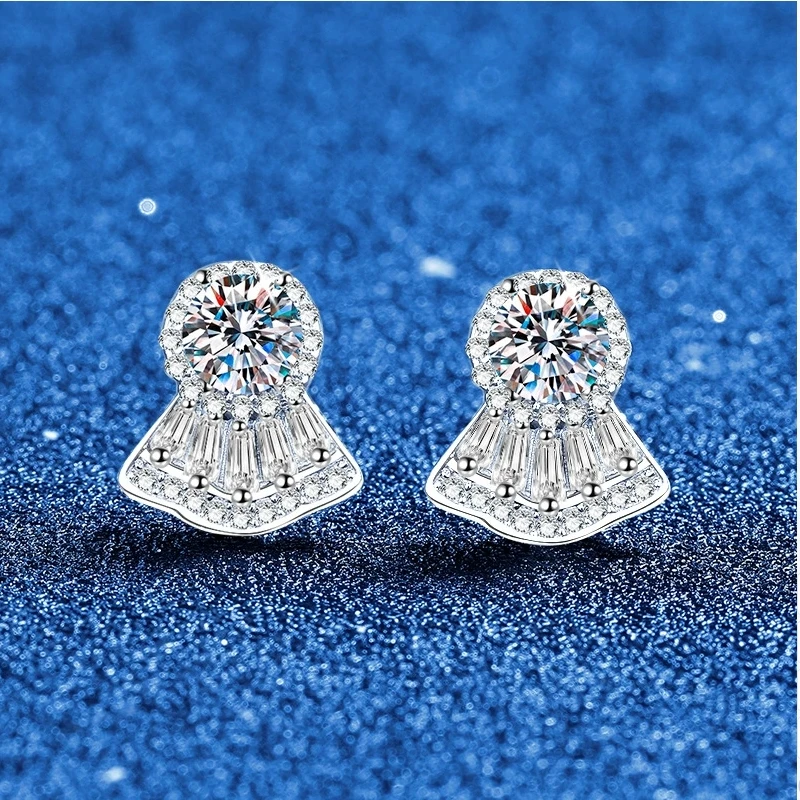 Hot selling S925 silver moissanite full diamond fan-shaped earrings for women, high-end and stylish commuting earrings
Hot selling S925 silver moissanite full diamond fan-shaped earrings for women, high-end and stylish commuting earrings