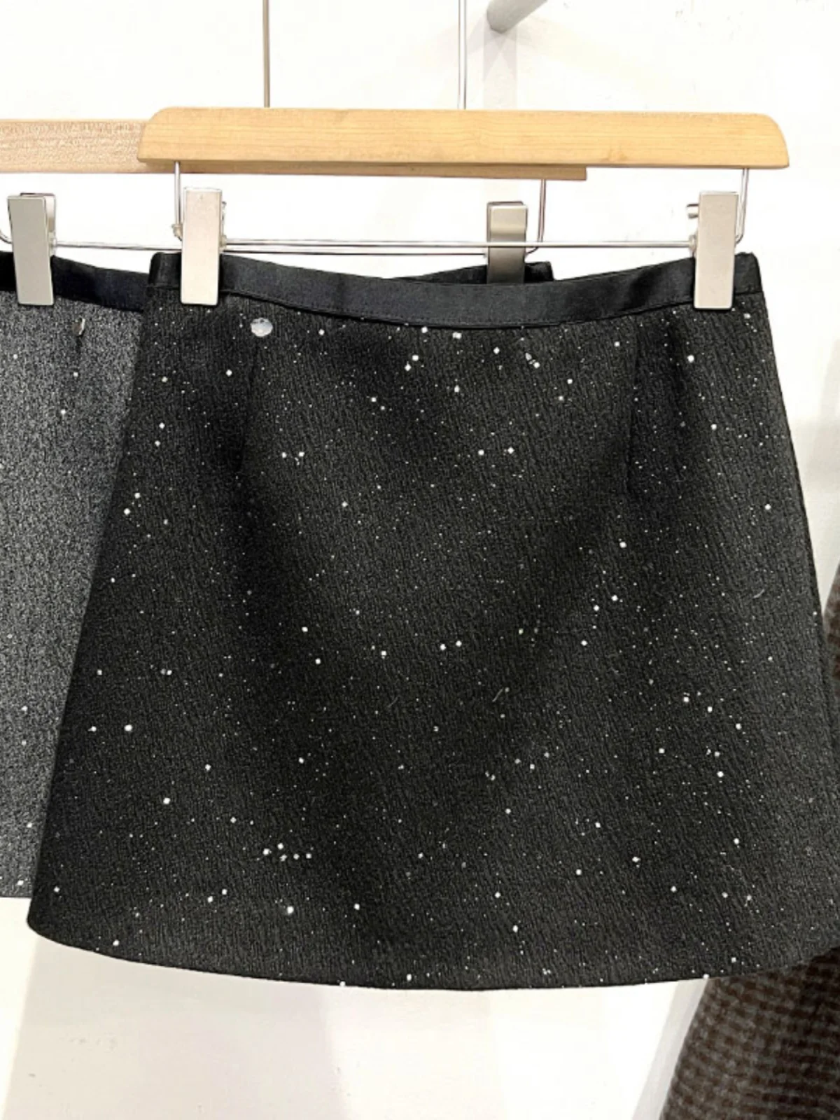 Spring Grey High-End Shiny A-Line Skirt Women's Autumn Winter High Waist Thickened Woolen Wrap around Skirt Half-length
Spring Grey High-End Shiny A-Line Skirt Women's Autumn Winter High Waist Thickened Woolen Wrap around Skirt Half-length