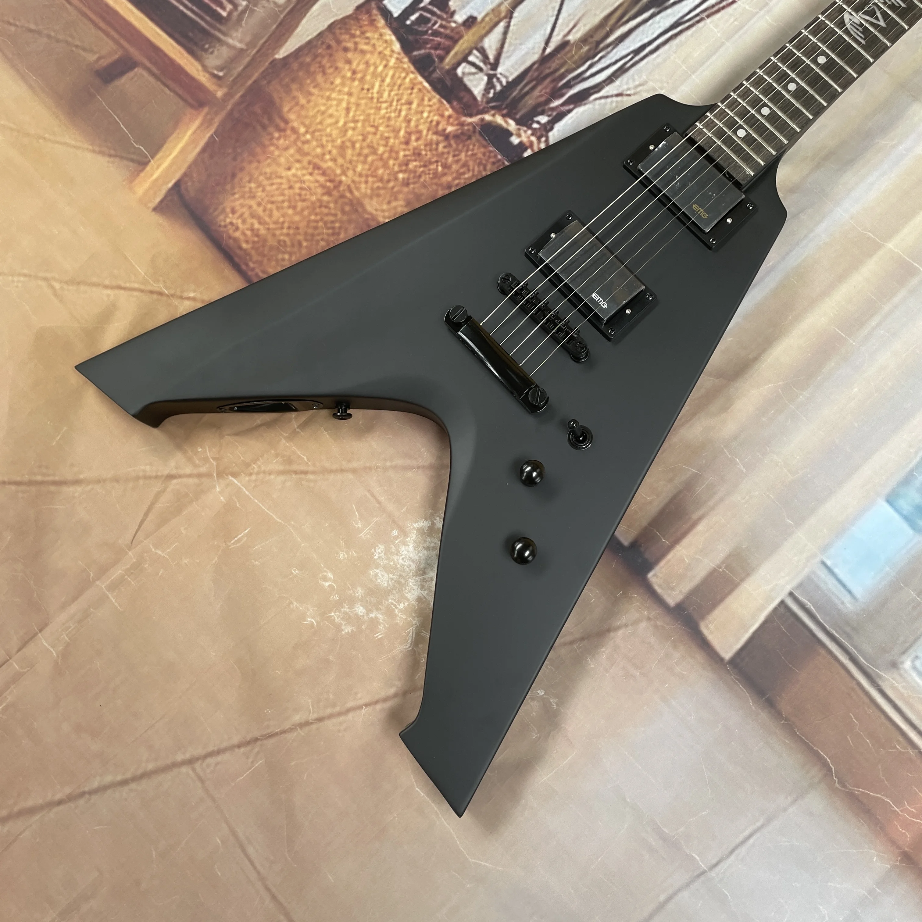 Matte black V-shaped electricguitar with HH high-output pickups and fixed bridge guitars.The ideal choice for beginners guitarra
Matte black V-shaped electricguitar with HH high-output pickups and fixed bridge guitars.The ideal choice for beginners guitarra