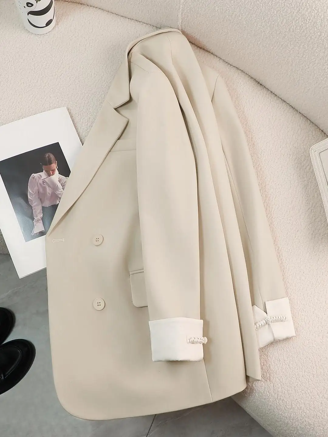 Style Casual Loose Women's Suit Jacket in Beige Color Korean Version Fashionable And Elegant Feelings for Autumn Season
Style Casual Loose Women's Suit Jacket in Beige Color Korean Version Fashionable And Elegant Feelings for Autumn Season