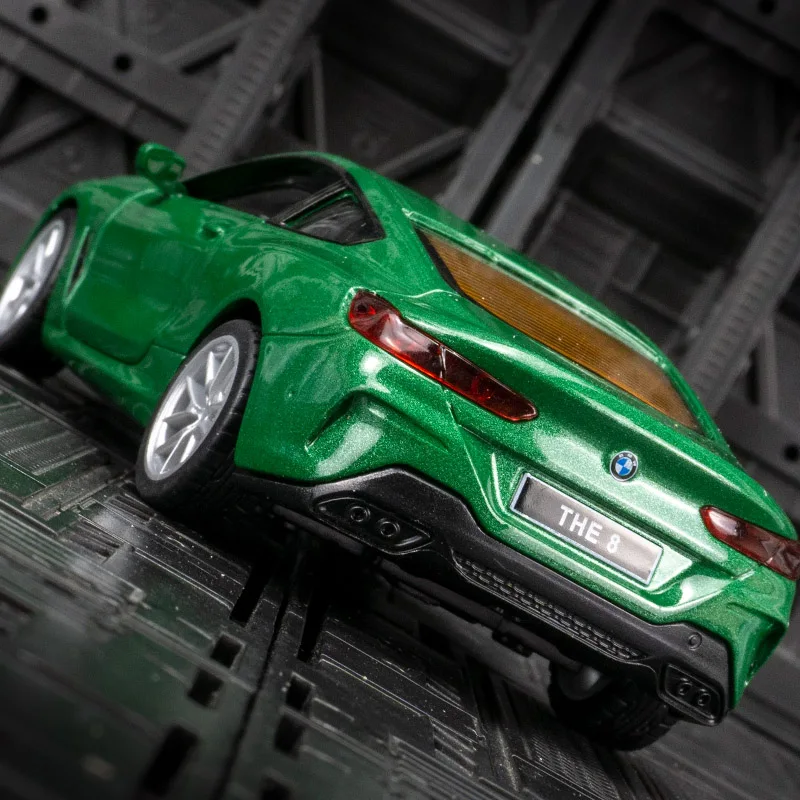 1:35 BMW M850i Coupe Модель автомобиля из сплава Металлическая игрушка Модель спортивного автомобиля имеет имитирующие функции звука и освещения, богатые детали
1:35 BMW M850i Coupe Модель автомобиля из сплава Металлическая игрушка Модель спортивного автомобиля имеет имитирующие функции звука и освещения, богатые детали