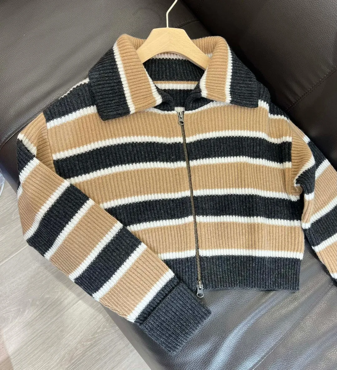 Women Cashmere Sweater Cardigan Warm Stitching Stripe Turn-Down Collar Zipper Cardigan 2023 Autumn Retro Coat Top
Women Cashmere Sweater Cardigan Warm Stitching Stripe Turn-Down Collar Zipper Cardigan 2023 Autumn Retro Coat Top