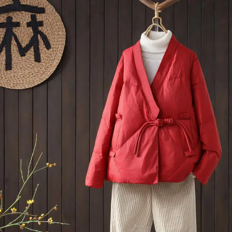 Новая китайская укороченная белая пуховая куртка для женщин: легкая, теплая, свободного кроя, зимнее пальто с пуговицами спереди, V-образным вырезом, длинными рукавами и молнией.
Новая китайская укороченная белая пуховая куртка для женщин: легкая, теплая, свободного кроя, зимнее пальто с пуговицами спереди, V-образным вырезом, длинными рукавами и молнией.