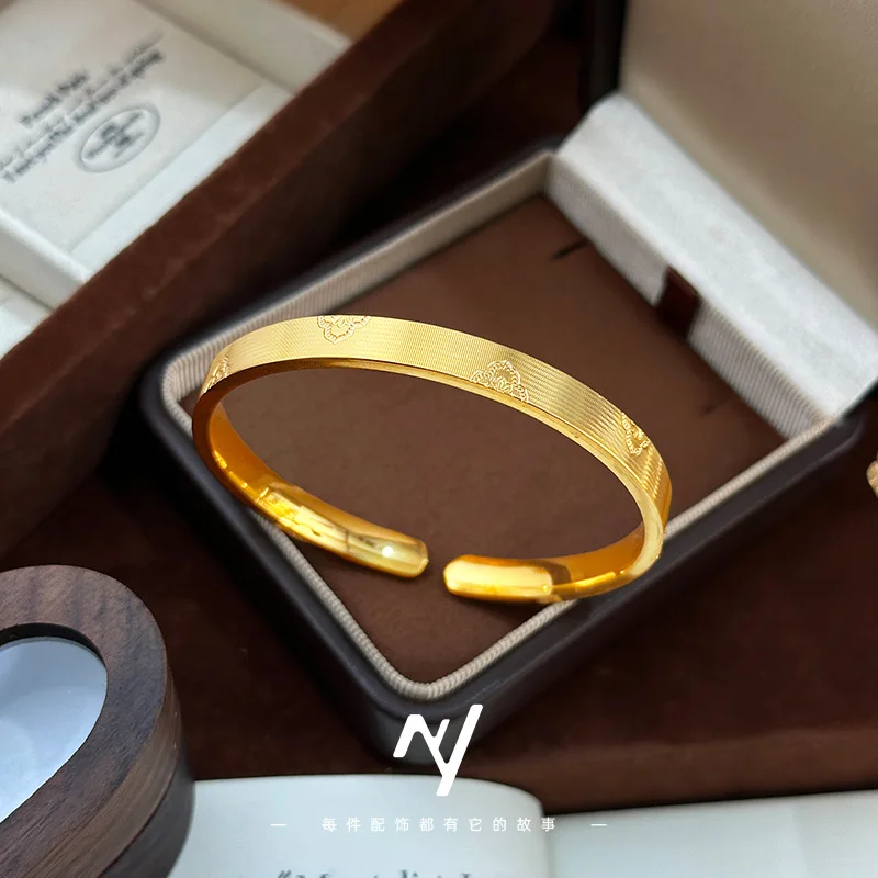 Light Luxury Vintage 9999 24K Real Gold New Chinese Style High-looking CNC Brushed Bracelet Open Bracelet
Light Luxury Vintage 9999 24K Real Gold New Chinese Style High-looking CNC Brushed Bracelet Open Bracelet