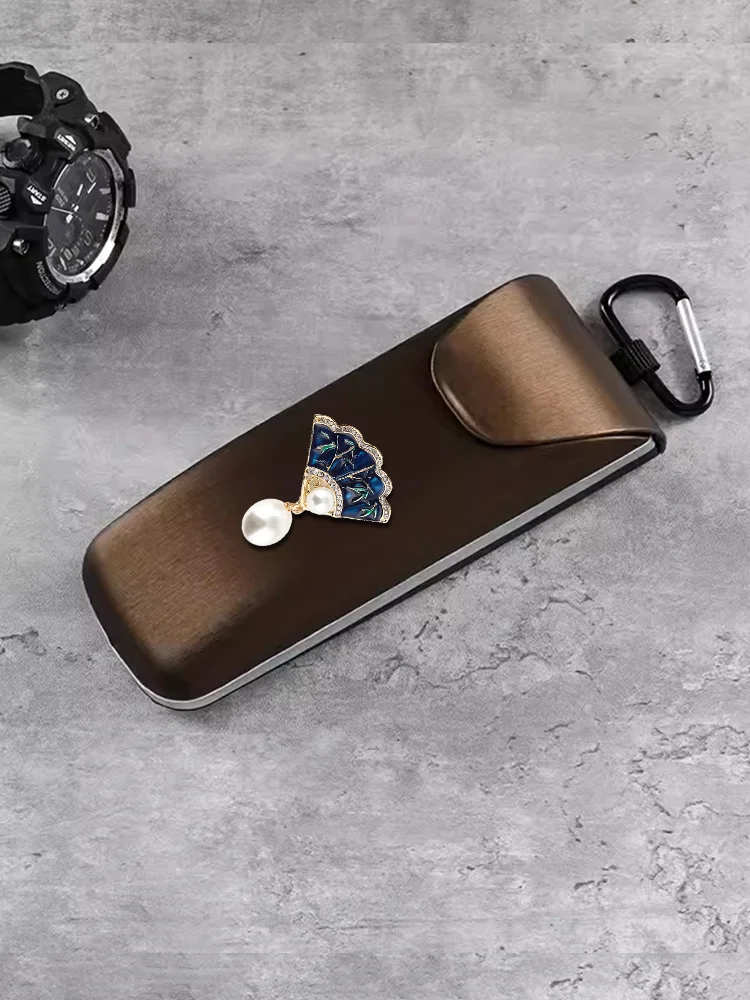 Travel-Ready Eyewear Cases Anti-Pressure Compact - White & Gold Flower Brooch Decor
Travel-Ready Eyewear Cases Anti-Pressure Compact - White & Gold Flower Brooch Decor
