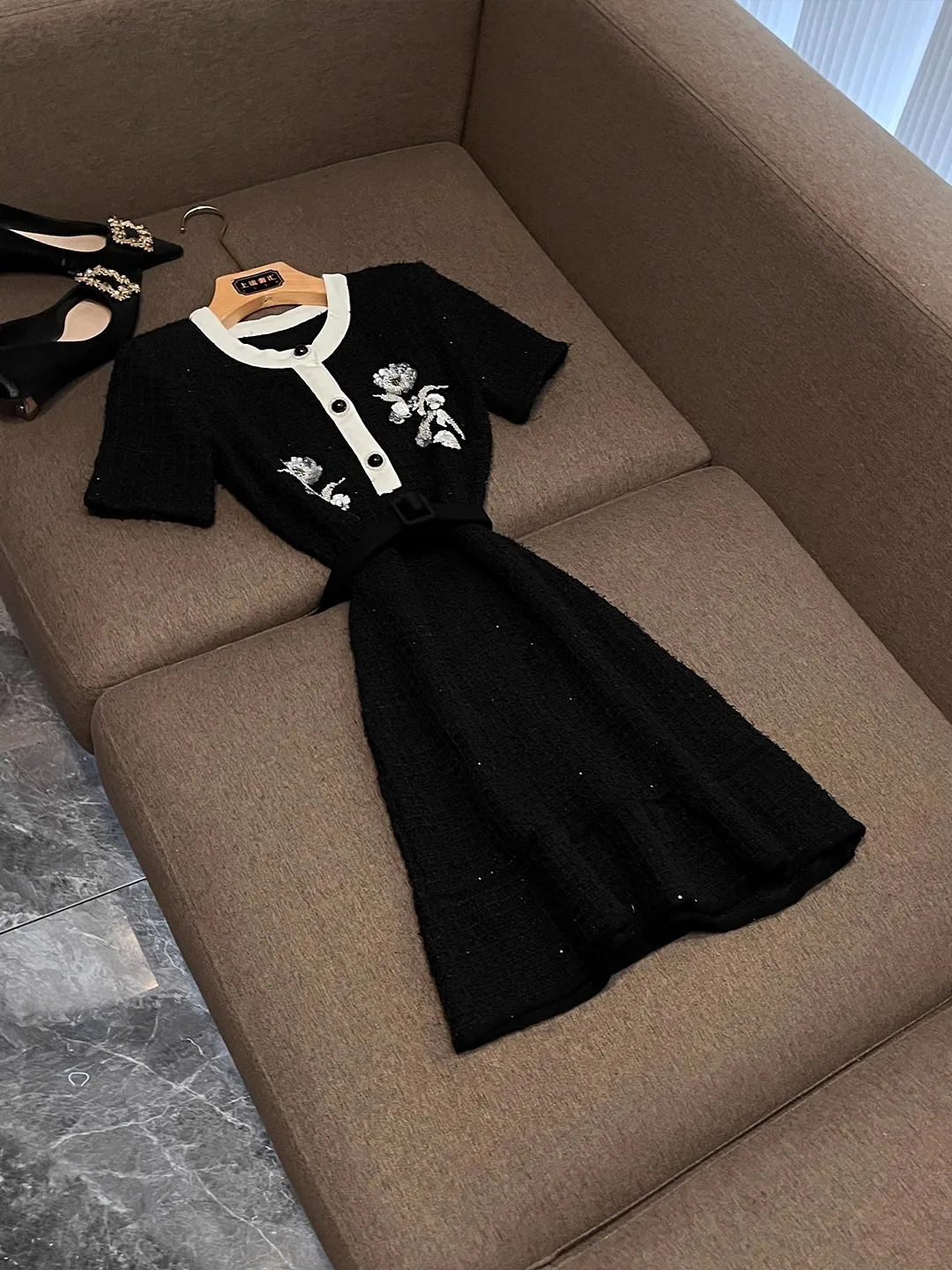 Зима 2025 Ele Slim Fit ort Sve round Ne Стеганое платье Luxury Chic Sle Ci для поездок на работу Подходит модный D...
Зима 2025 Ele Slim Fit ort Sve round Ne Стеганое платье Luxury Chic Sle Ci для поездок на работу Подходит модный D...