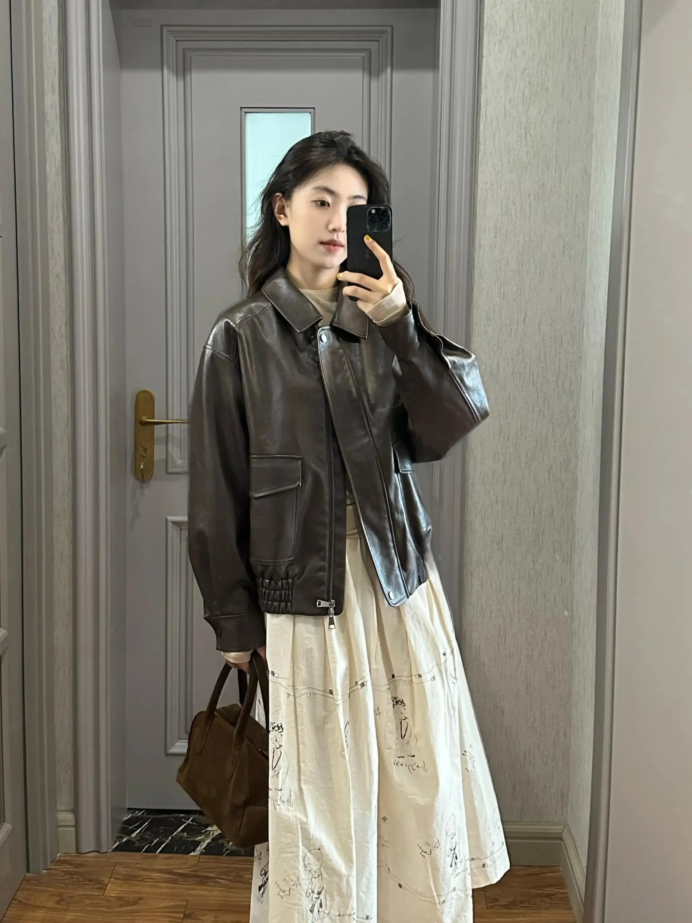 American Retro Brown Collar Leather Jacket Women's Casual Motorcycle PU Leather Coat Top Loose Fit Long Sleeve Zipper Closure
American Retro Brown Collar Leather Jacket Women's Casual Motorcycle PU Leather Coat Top Loose Fit Long Sleeve Zipper Closure