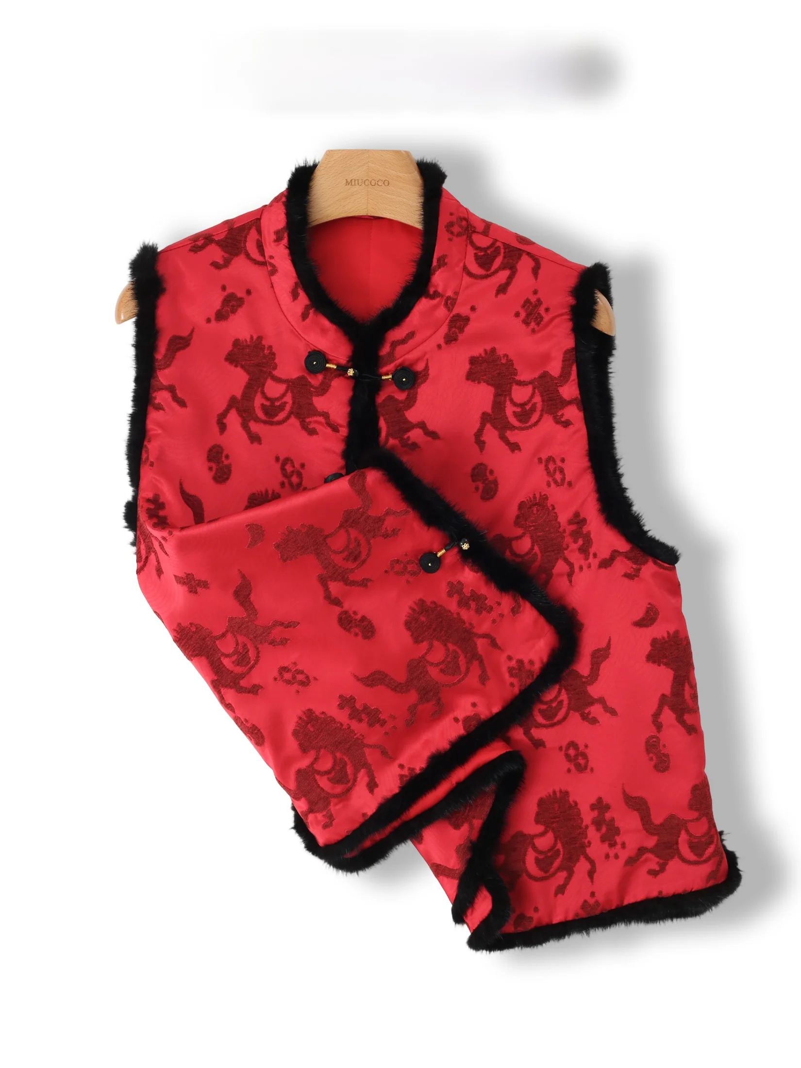 New Chinese Style Red Satin Patchwork Cotton Vest Thickened Winter Warm Stand Collar Single Button Closure Ladies Jacket
New Chinese Style Red Satin Patchwork Cotton Vest Thickened Winter Warm Stand Collar Single Button Closure Ladies Jacket