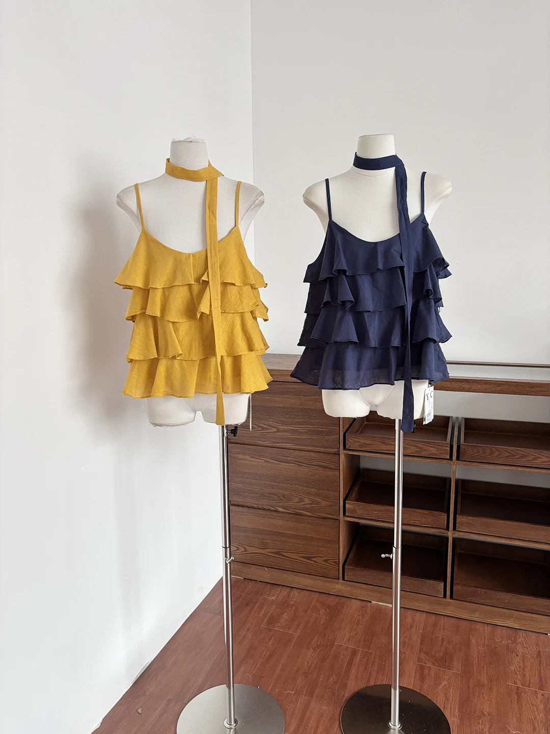 Summer 2026 Women's Loose Fit Vest Neck Hanging Sash Multi-Layered Tulle Hemline Fashionable Top Polyester Fiber V-Neck
Summer 2026 Women's Loose Fit Vest Neck Hanging Sash Multi-Layered Tulle Hemline Fashionable Top Polyester Fiber V-Neck