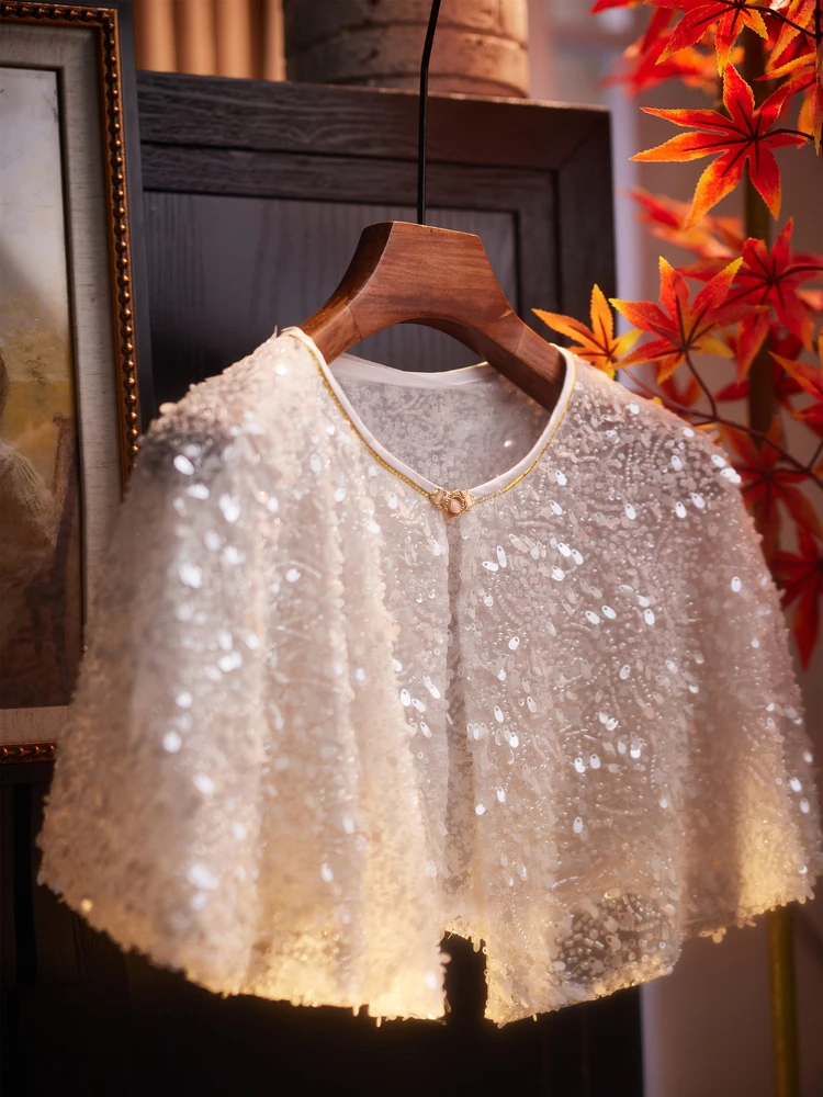 Новое пальто ручной работы с пайетками, универсальное, с воротником-хомутом, для платьев на бретельках и с подплечниками
Новое пальто ручной работы с пайетками, универсальное, с воротником-хомутом, для платьев на бретельках и с подплечниками