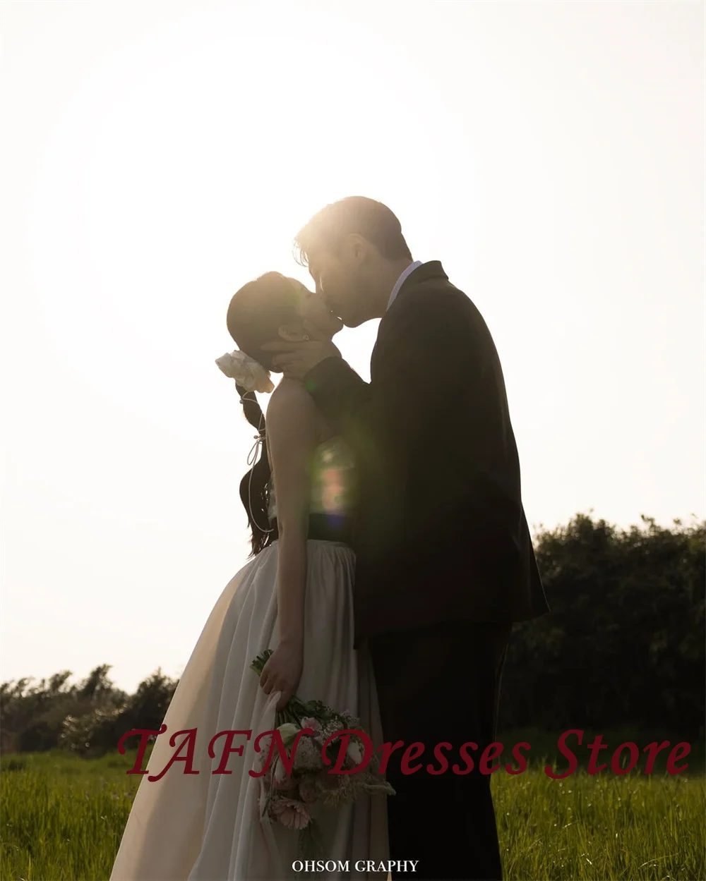 TAFN Simple Strapless Wedding Dress Pleats Satin A Line Bridal Gown with Black Sashes Customized Korea Photos Shoot Dress Corset
TAFN Simple Strapless Wedding Dress Pleats Satin A Line Bridal Gown with Black Sashes Customized Korea Photos Shoot Dress Corset