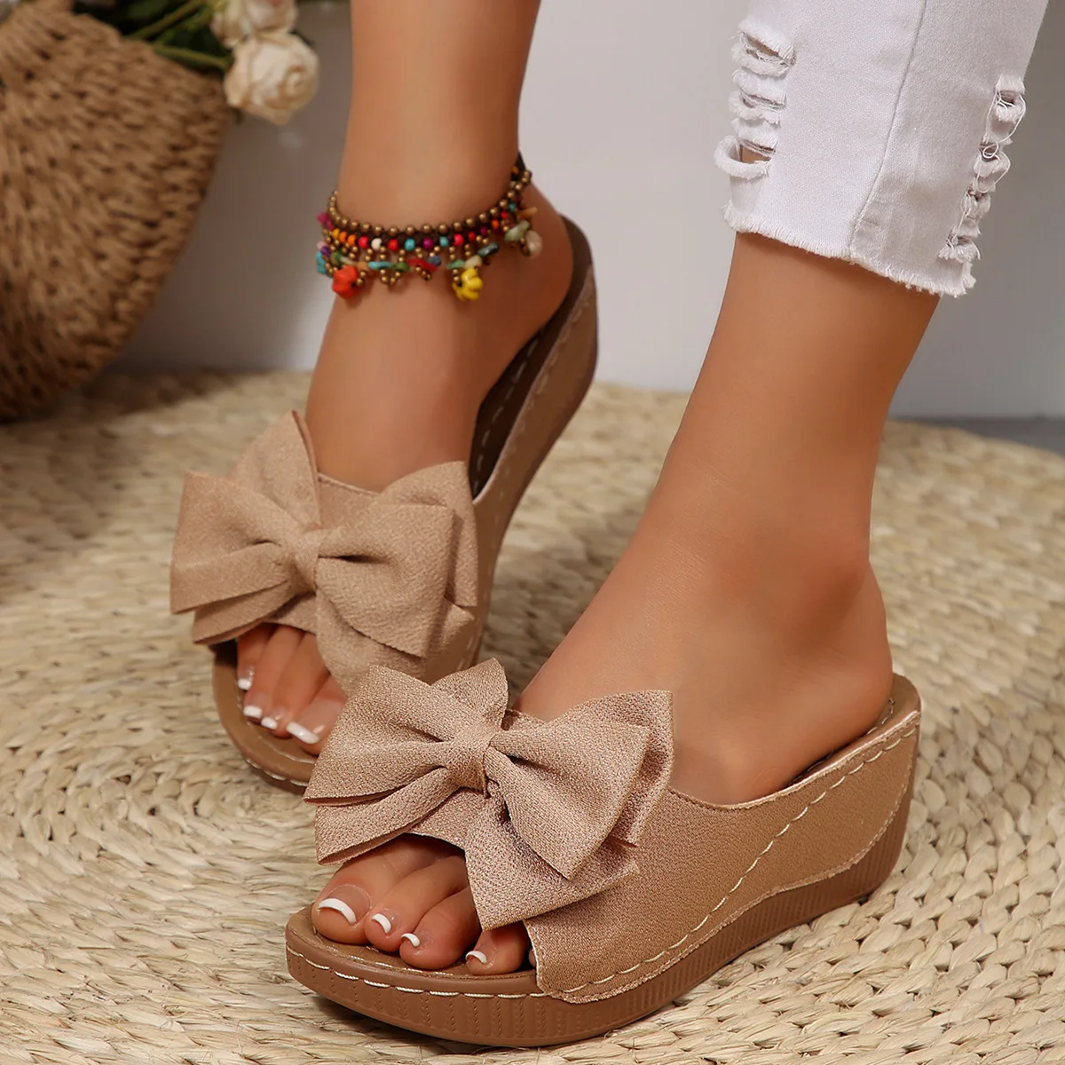 2026 Summer Women's Wedge Heel Thick-soled Slippers, Large Size, Wide Strap Peep-toe Slippers With Floral Decoration Elegant
2026 Summer Women's Wedge Heel Thick-soled Slippers, Large Size, Wide Strap Peep-toe Slippers With Floral Decoration Elegant